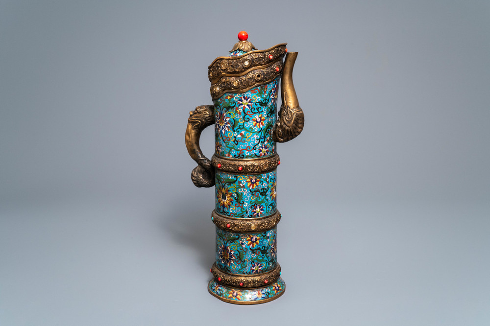 Une grande verseuse 'Duomuhu' en &eacute;maux cloisonn&eacute;s et bronze dor&eacute; incrust&eacute;, R&eacute;publique, 20&egrave;me