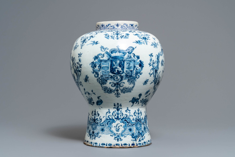 Een grote blauw-witte Delftse vaas met de wapens van het Hertogdom Brabant, 1e helft 18e eeuw