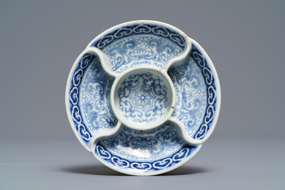 Een Chinese blauw-witte kruidenschotel, Qianlong merk, 18/19e eeuw