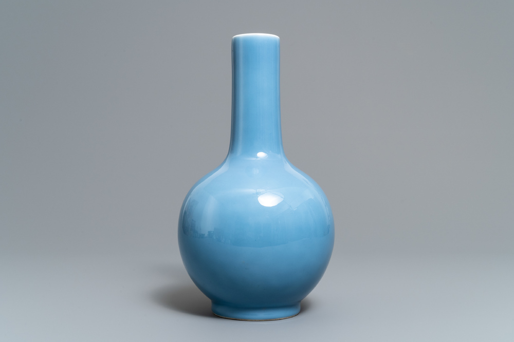 A Chinese monochrome lavender-blue tianqiu ping vase, 19/20th C.