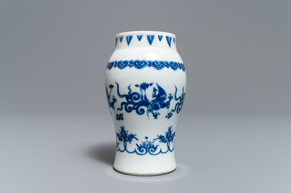 Een Chinese blauw-witte vaas met draken, Transitie periode