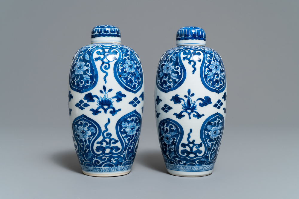 Une paire de pots couverts en porcelaine de Chine bleu et blanc, Kangxi