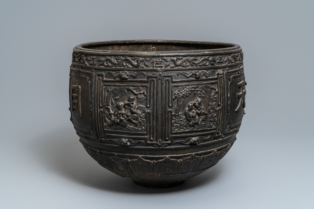 Une grande jardini&egrave;re en bronze &agrave; d&eacute;cor en relief, Chine, marque de Xuande, 18/19&egrave;me