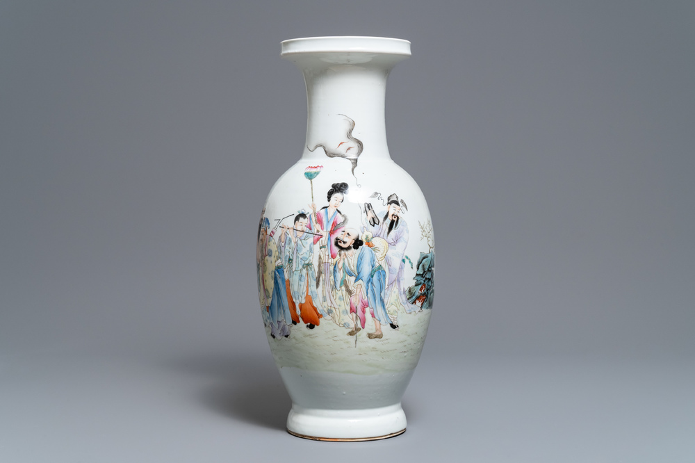 Een Chinese famille rose balustervaas met onsterfelijken, Qianlong merk, 19/20e eeuw