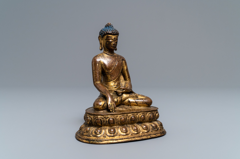 Een Sino-Tibetaanse verguld bronzen figuur van Boeddha, 17/18e eeuw