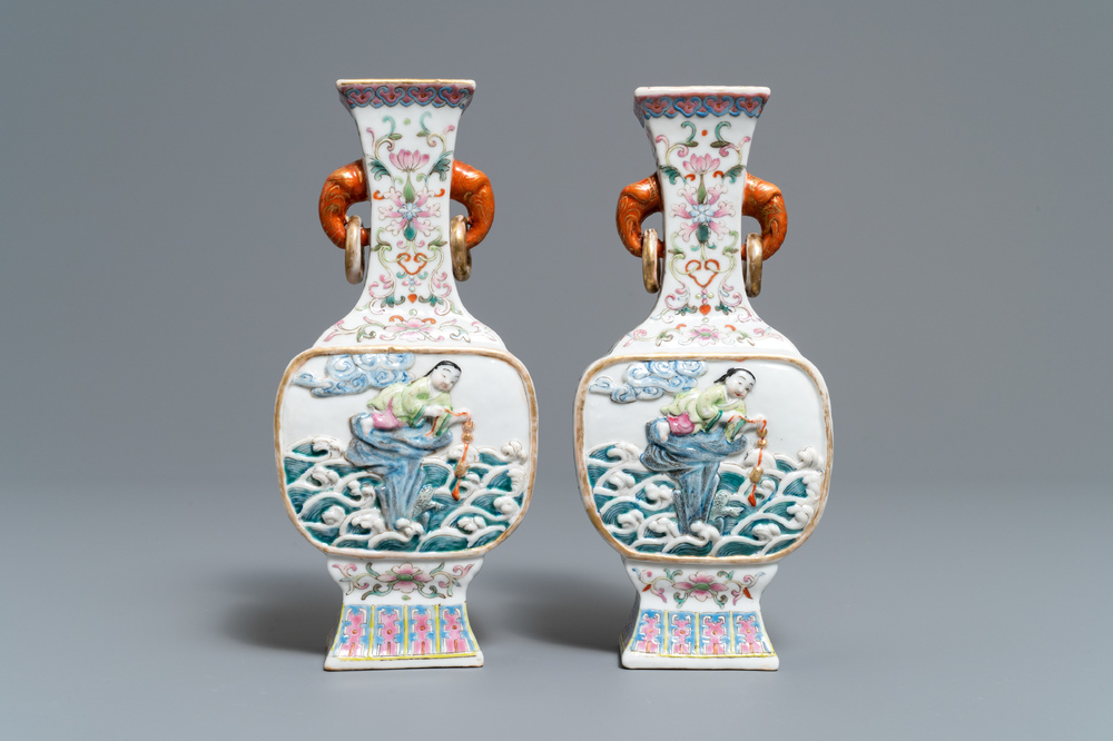 Une paire de vases en porcelaine de Chine famille rose &agrave; d&eacute;cor en relief de Liu Hai, marque de Qianlong, 19&egrave;me
