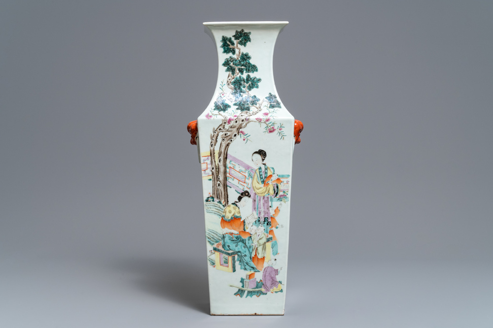 Un vase de forme carr&eacute; en porcelaine de Chine qianjiang cai, 19/20&egrave;me