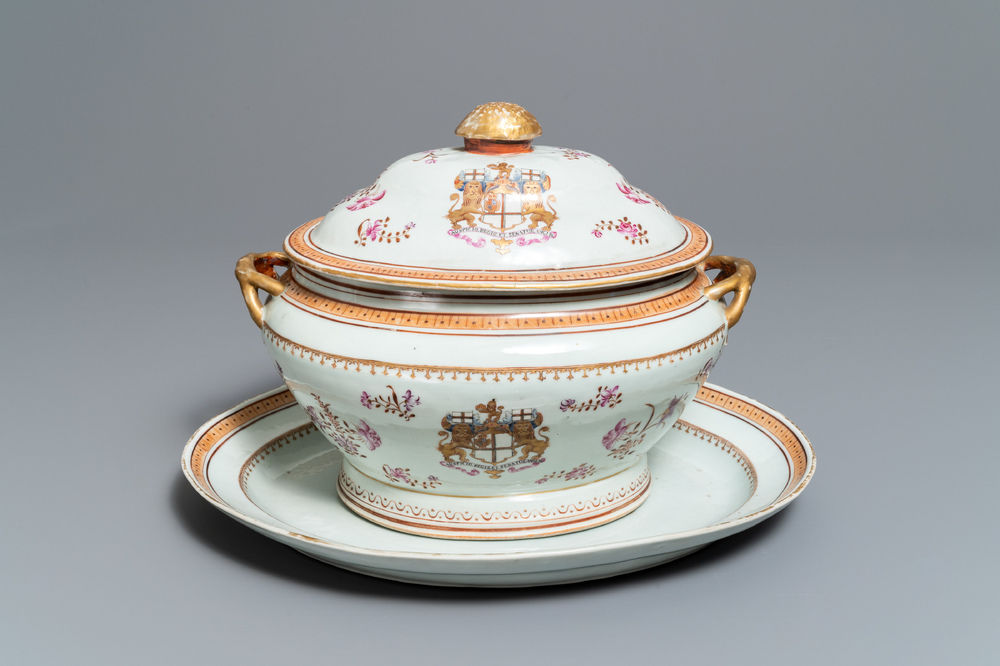 Een Chinese famille rose dekselterrine met het wapen van de 'New British East India Company', Jiaqing