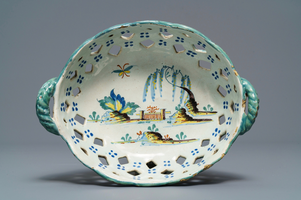 Een polychrome Brussels aardewerken broodmand met decor van een landschap, 18e eeuw