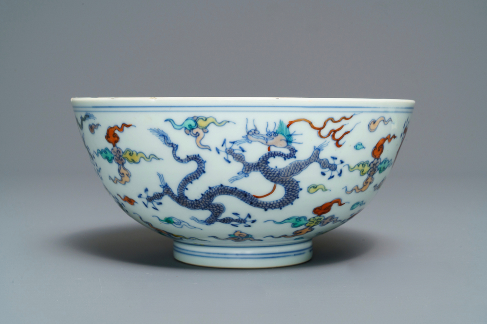 Een Chinese doucai 'draken' kom, Chenghua merk, Kangxi