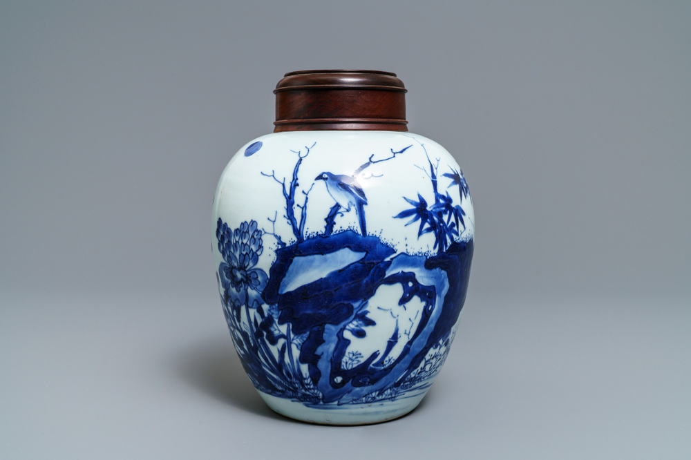Een Chinese blauw-witte pot met vogels bij bloesems, Transitie periode