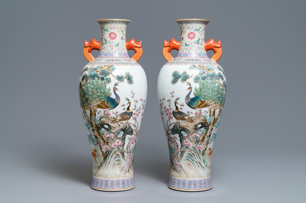 Een paar Chinese famille rose vazen met pauwen, Qianlong merk, Republiek, 20e eeuw