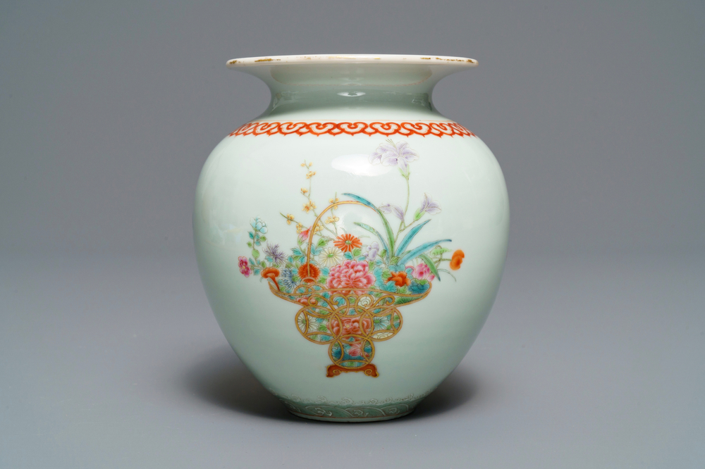 Een Chinese famille rose vaas met bloemvazen, Qianlong merk, Republiek