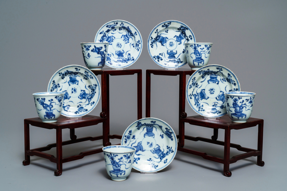 Vijf Chinese blauw-witte koppen en schotels met floraal decor, Kangxi