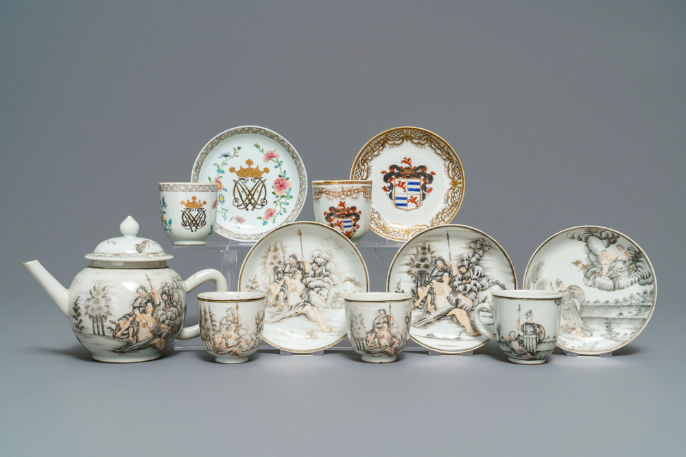 Cinq tasses et soucoupes et une th&eacute;i&egrave;re en porcelaine de Chine famille rose et grisaille, Yongzheng/Qianlong