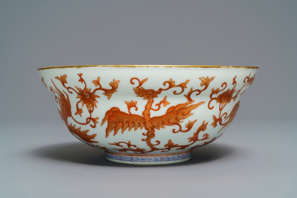 Un bol en porcelaine de Chine rouge de fer &agrave; d&eacute;cor de ph&eacute;nix, 19&egrave;me