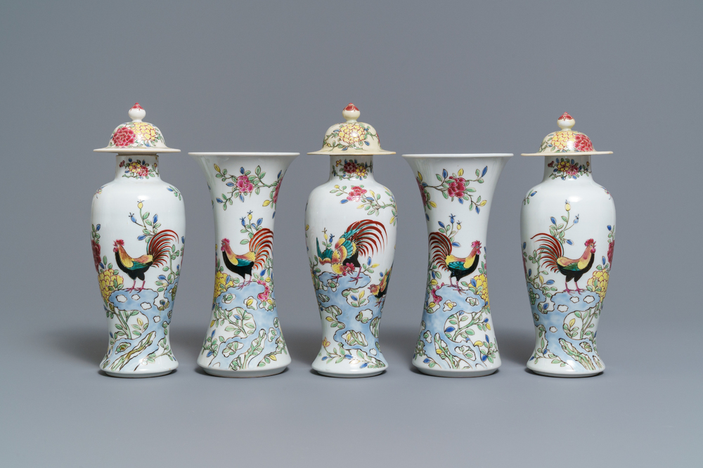 Een famille rose-stijl vijfdelig kaststel met hanen en kippen, Samson, Parijs, 19e eeuw