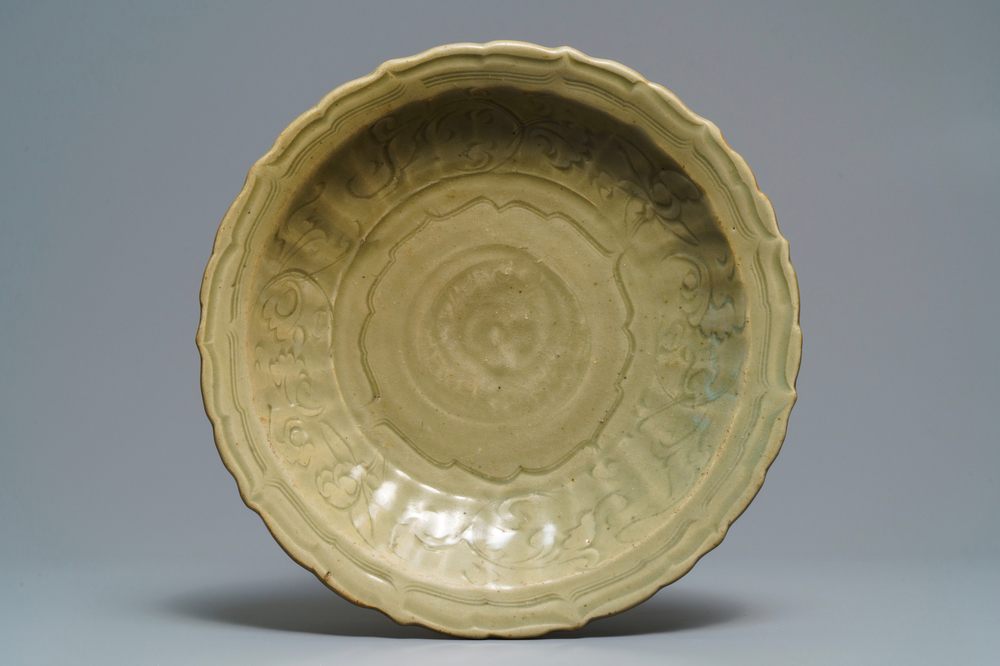 Een Chinese Longquan celadon schotel met floraal onderglazuur decor, vroege Ming