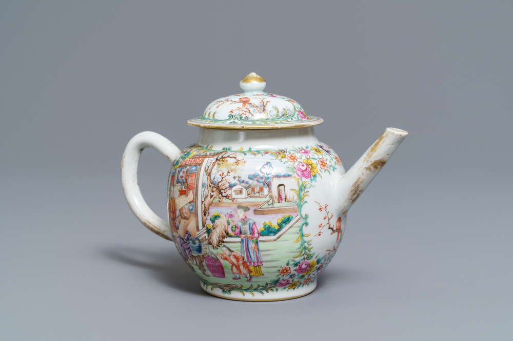 Een Chinese famille rose theepot met mandarijns decor, Qianlong