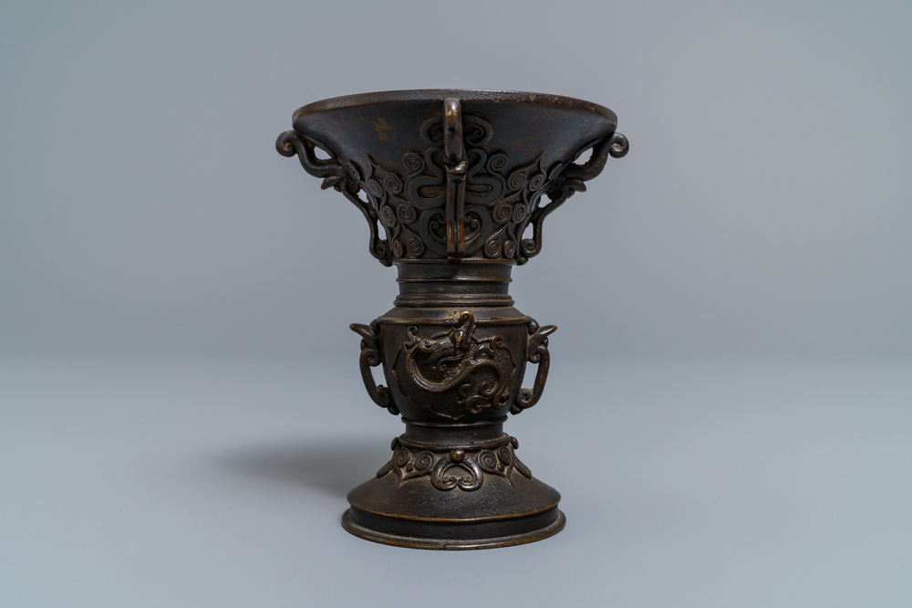 Un vase de forme 'gu' en bronze &agrave; d&eacute;cor en relief, Chine, 18/19&egrave;me