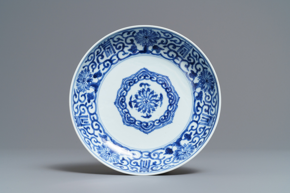 Een Chinees blauw-wit bord met 'Shou' karakters, Yongzheng merk en periode
