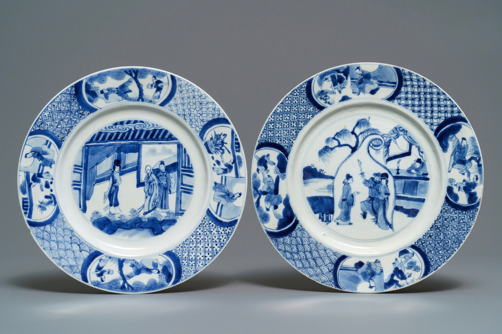 Deux assiettes en porcelaine de Chine bleu et blanc &agrave; d&eacute;cor de 'La Romance de la chambre de l'ouest', marque et &eacute;poque de Kangxi