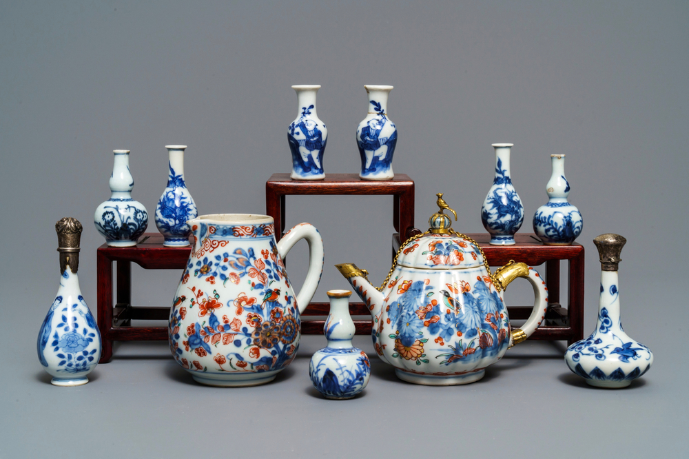 Neuf vases miniatures en porcelaine de Chine bleu et blanc et deux pi&egrave;ces en 'Amsterdams bont', Kangxi et apr&egrave;s
