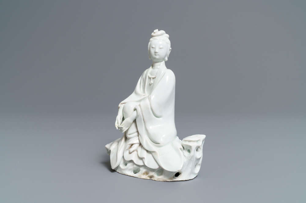 Une figure de Guanyin en porcelaine blanc de Chine, 18/19&egrave;me