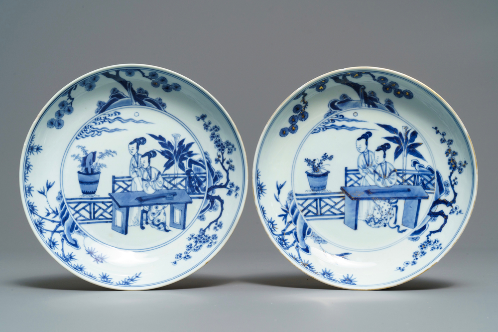 Een paar Chinese blauw-witte borden met de Cao zussen, Chenghua merk, Yongzheng