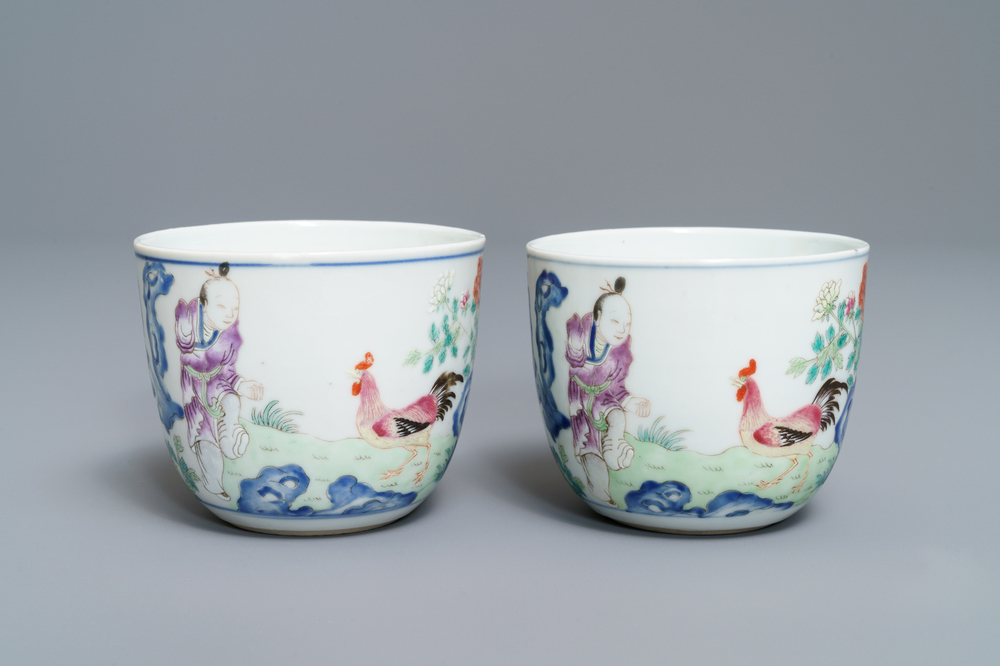 Een paar Chinese famille rose 'chicken' cups, Qianlong merk, late Qing of Republiek