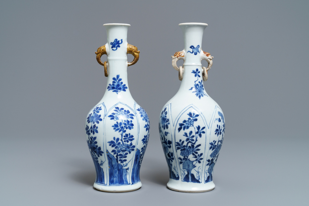Une paire de vases en porcelaine de Chine bleu et blanc, Kangxi