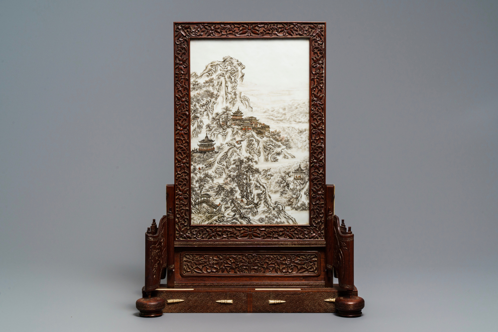 Een fijne Chinese grisaille 'winterlandschap' plaquette in houten tafelscherm, Republiek, 20e eeuw