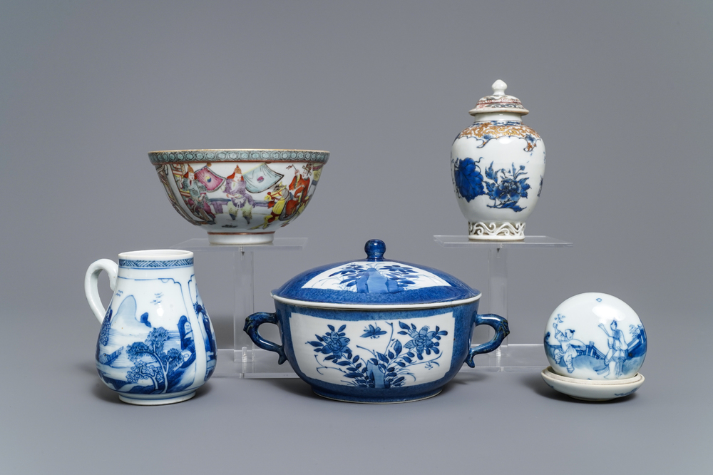 Une collection vari&eacute;e en porcelaine de Chine bleu et blanc et famille rose, Kangxi et apr&egrave;s