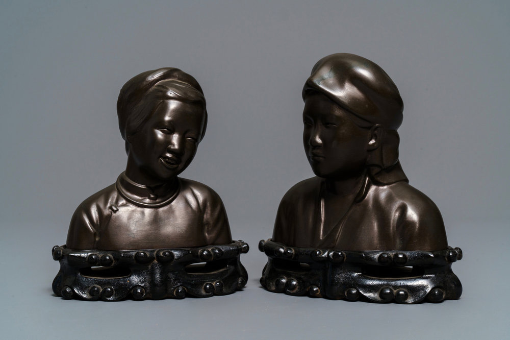 Een paar Chinese bronzen 'Culturele Revolutie' bustes, 3e kwart 20e eeuw