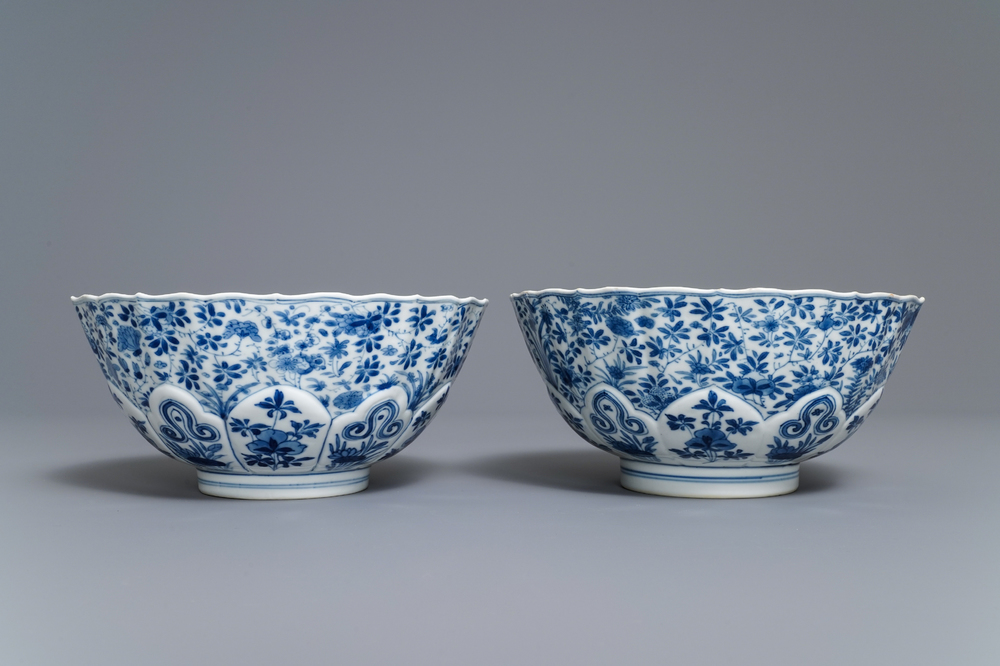 Une paire de bols en porcelaine de Chine bleu et blanc, marque de Chenghua, Kangxi