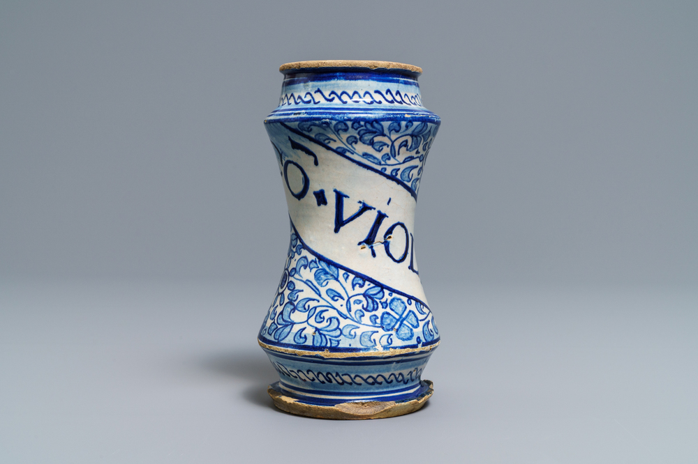 Een blauw-witte Antwerpse majolica albarello, 2e helft 16e eeuw