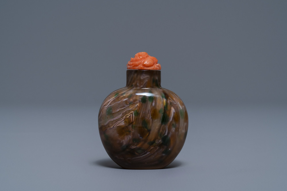 Une tabati&egrave;re en verre sandwich tourbillon, Verrerie Imp&eacute;riale, P&eacute;kin, Chine, 1700-1840