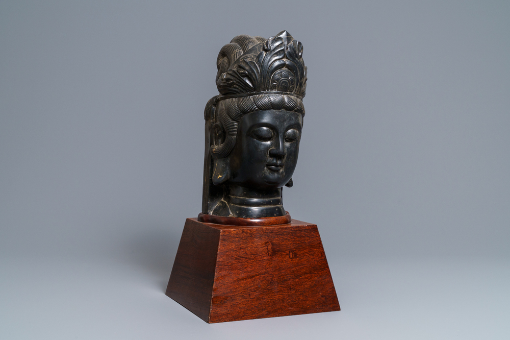 Une t&ecirc;te de Guanyin en pierre sculpt&eacute;e, Chine, prob. Ming