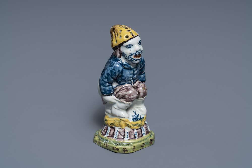 Een zeldzame polychrome Delftse strooier in de vorm van een 'kakker', 18e eeuw