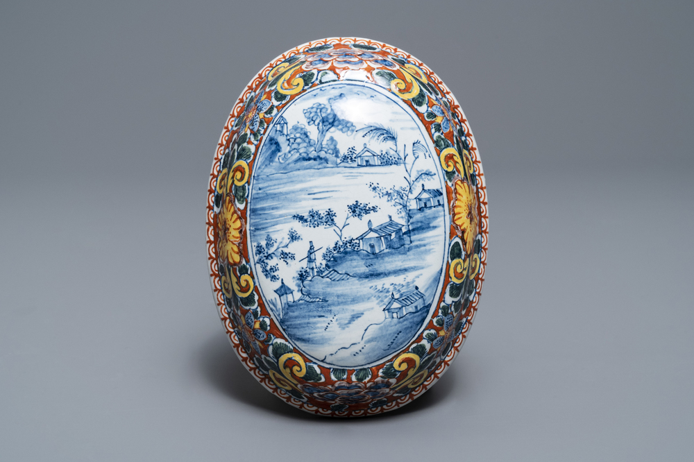 Un dos de brosse en fa&iuml;ence de Delft polychrome &agrave; technique mixte, 18&egrave;me