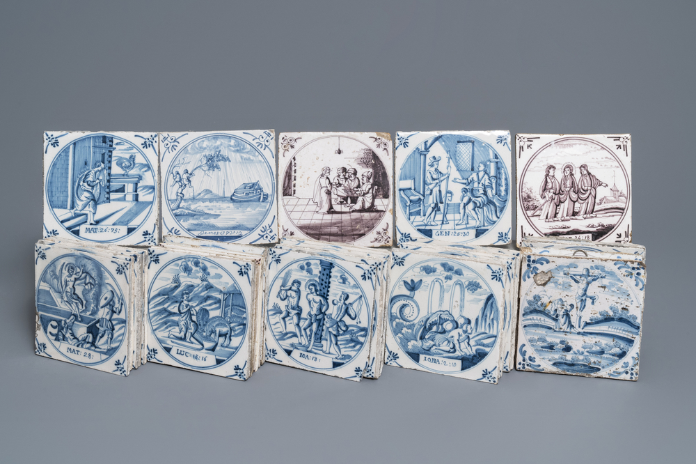 Une collection de 33 carreaux en fa&iuml;ence de Delft bleu et blanc et mangan&egrave;se, 18&egrave;me