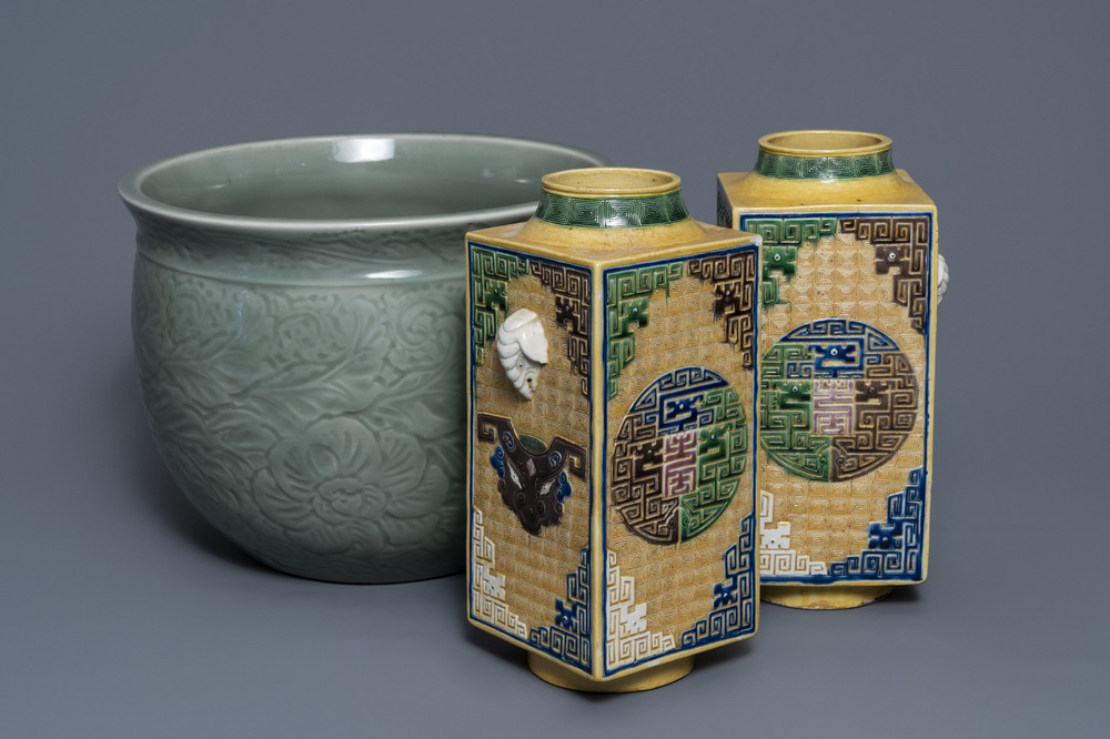 Een Chinese celadon jardini&egrave;re en een paar cong vazen met reli&euml;fdecor, 19/20e eeuw