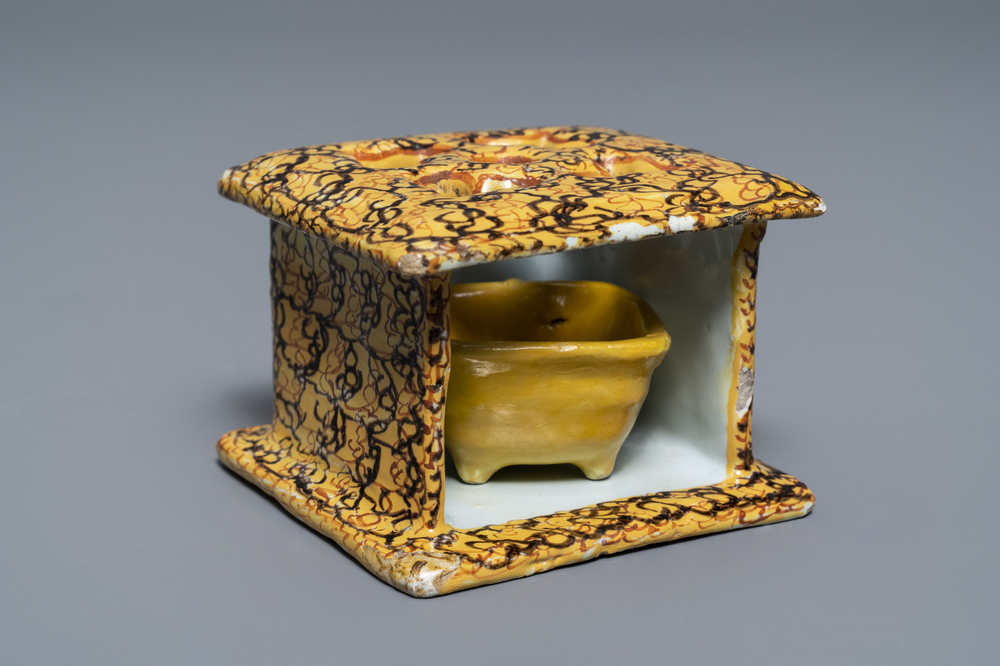Un rechaud en fa&iuml;ence polychrome de Delft, dat&eacute; 1776