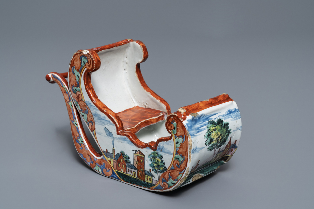 Un porte-pipe en forme de luge en fa&iuml;ence de Delft polychrome petit feu, 18&egrave;me