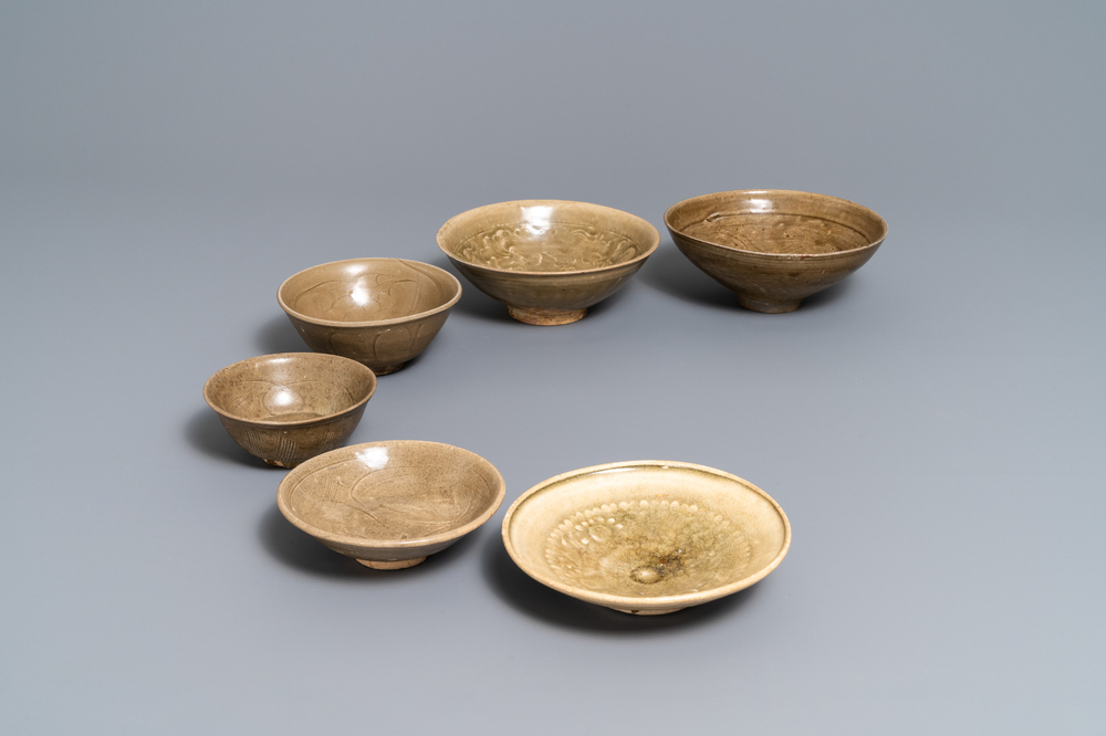 Six bols en porcelaine de Chine c&eacute;ladon et Yaozhou, Song/Yuan
