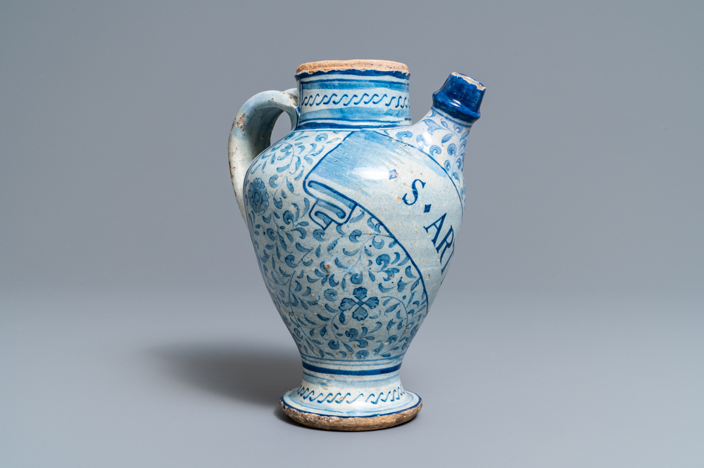 Een blauw-witte Antwerpse majolica siroopkan, gedateerd 1549