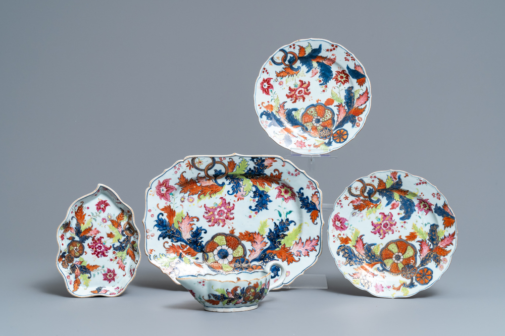 Cinq pi&egrave;ces en porcelaine de Chine famille rose &agrave; d&eacute;cor 'pseudo feuille de tabac', Qianlong