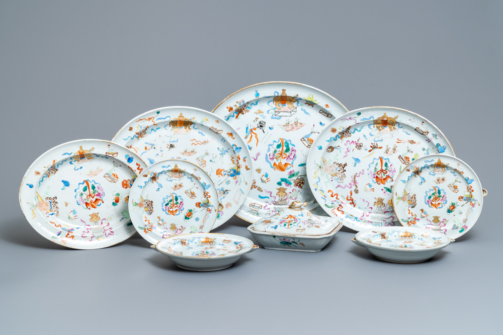 Een 9-delig Chinees famille rose servies met kostbaarhedendecor, Jiaqing/Daoguang