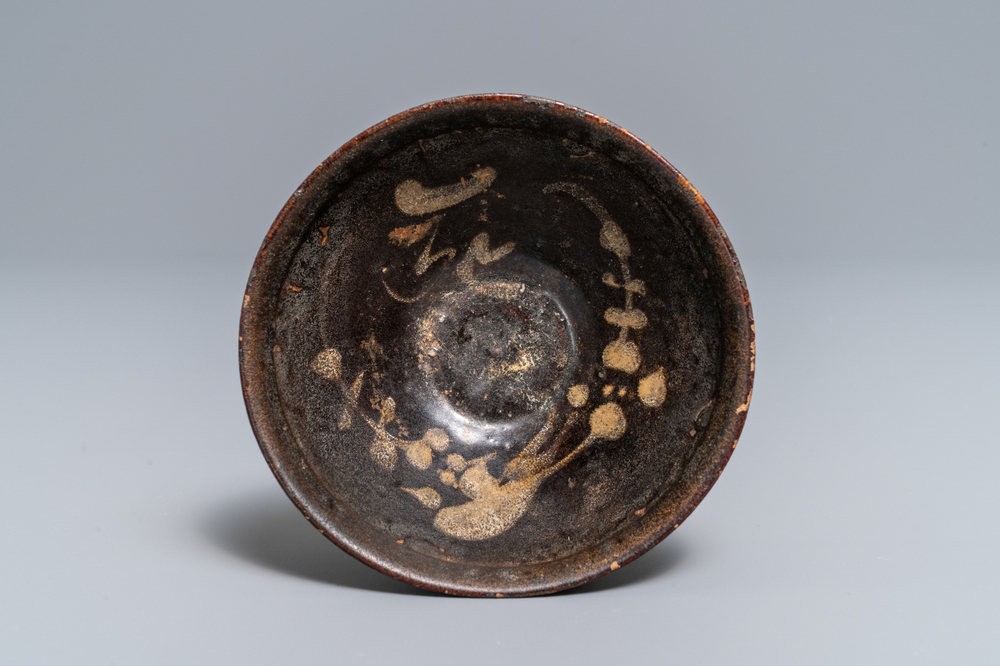 Un bol de type Jizhou en gr&egrave;s &eacute;maill&eacute; &agrave; d&eacute;cor de ph&eacute;nix, Song/Yuan