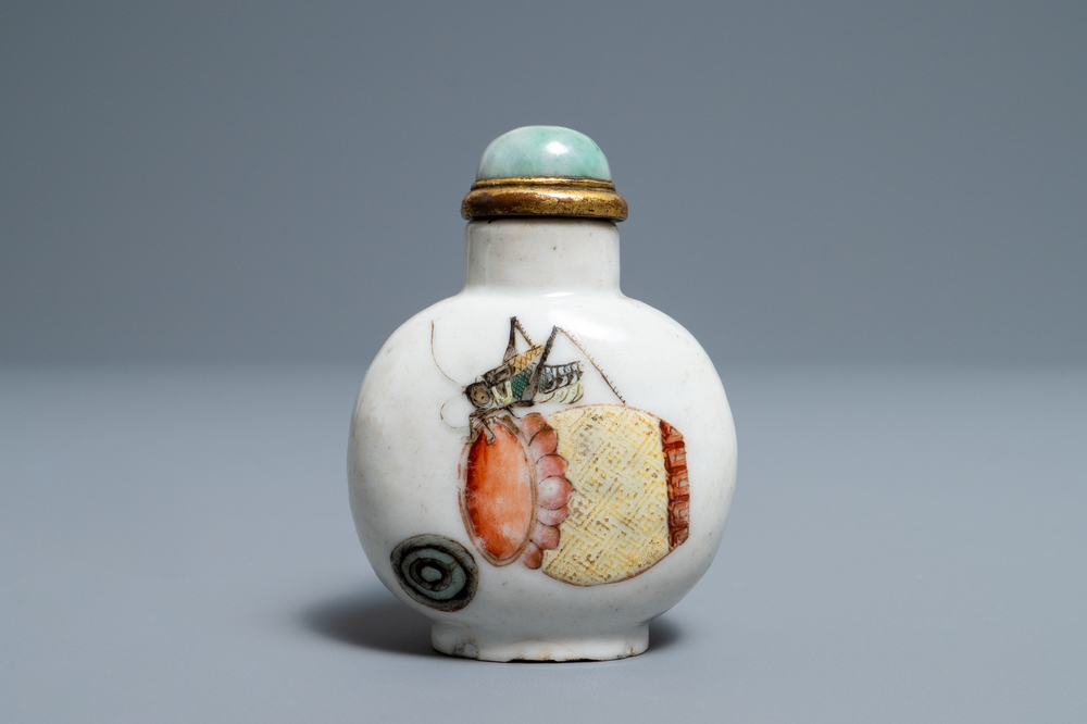 Een Chinese famille rose snuiffles met sprinkhanen, Daoguang merk en periode